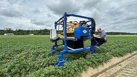 Het nieuwe bedrijf Croptimal ontwikkelt een aardappelselectierobot: de PotatoPro. Aandeelhouders van de nieuwe bv zijn Han Hilbrands, Arnout van der Ploeg en Jeroen Wolters. Op de foto zit Arnout van der Ploeg op de PotatoPro.