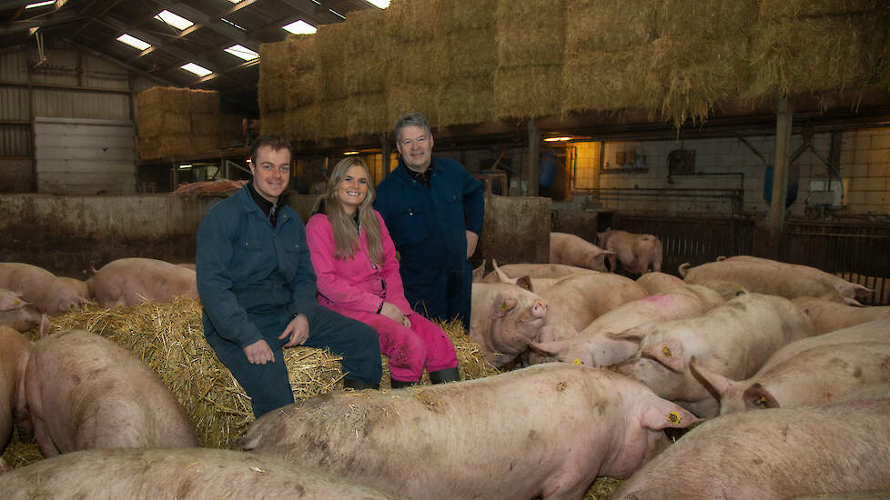 Van der Zon houdt hun varkens volgens het Beter Leven concept. Op de foto: Thijs, Jasmijn en Pieter sr.=