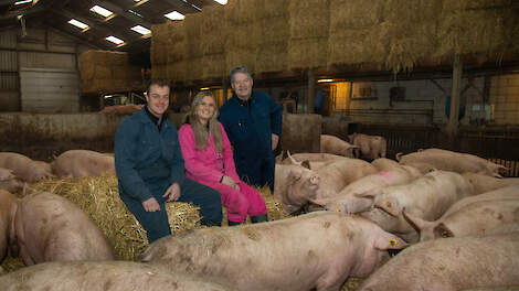 Van der Zon houdt hun varkens volgens het Beter Leven concept. Op de foto: Thijs, Jasmijn en Pieter sr.=