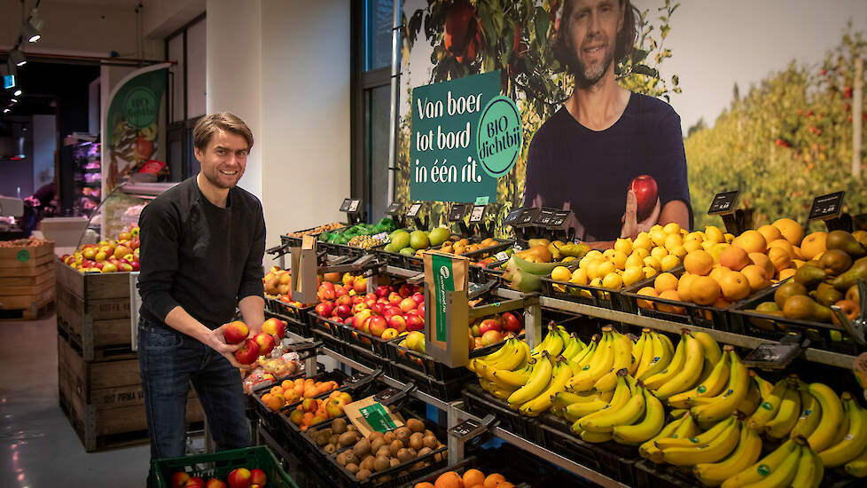 Pelle Nijdam: „De consument vindt het leuk om eten uit de regio te kopen, tegen een eerlijke prijs. Daar slaan mensen op aan.” Met op de achtergrond fruitteler René van der Aarde.