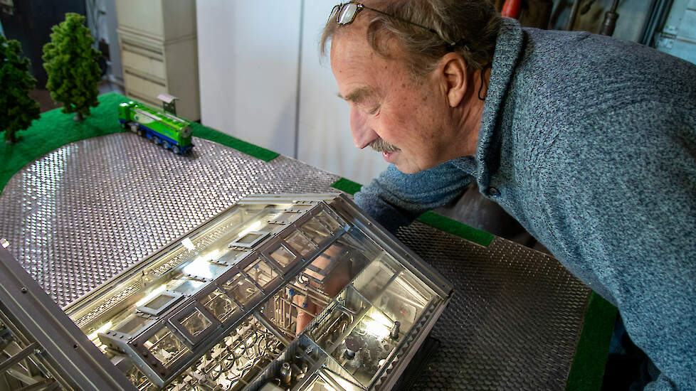 Henk Tipker demonstreert hoe al het metaalwerk in de stal echt kan bewegen. Hij werkte jaren aan de nagebouwde stal.