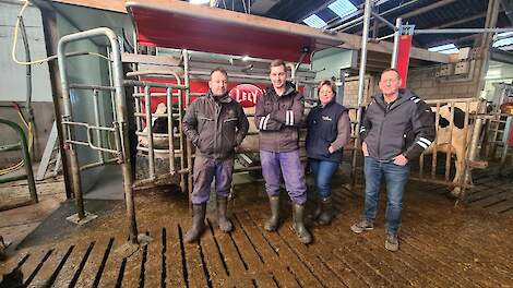 Rick (30), Mark (25), Marianne (53) en Hans (59) runnen samen hun bedrijf in Beringe (LB). In december haalde ze de Lely Astronaut A2 melkrobots uit hun stal en werden deze vervangen door twee A4 modellen.