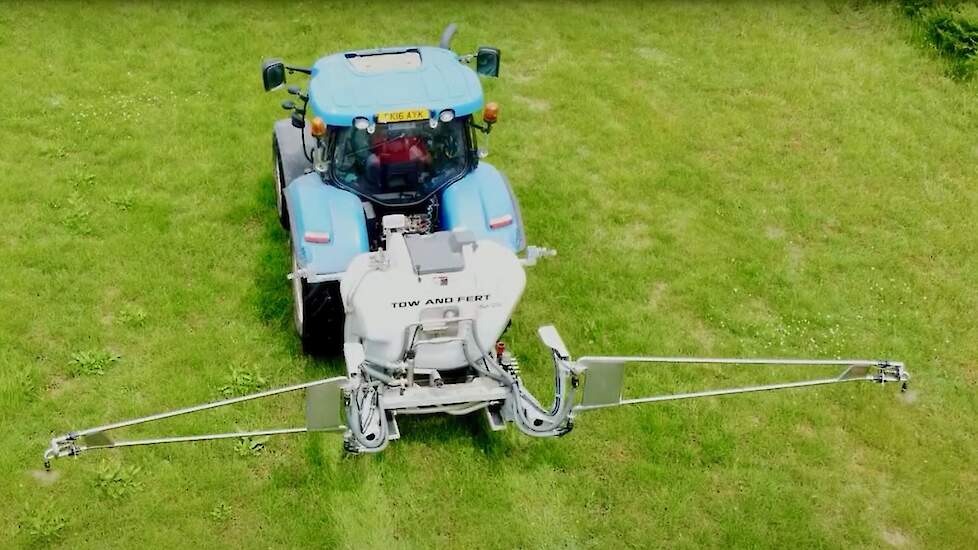 De spuitmachine van Tow and Fert waarmee Robin Nicolson de vloeibare stikstof toedient op z'n grasland.