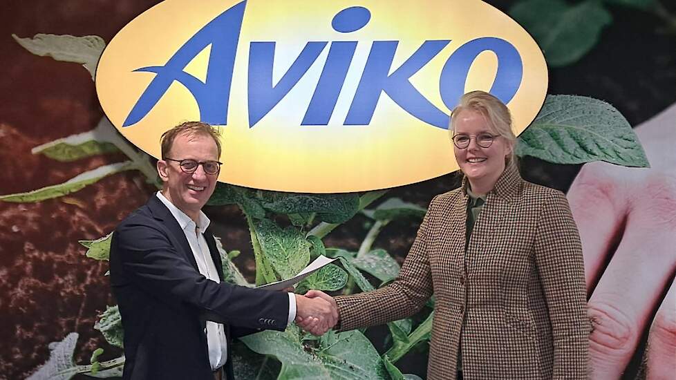 Dick Zelhorst (Aviko) en Marleen de Rond (Avebe) bekrachtigen de overeenkomst.