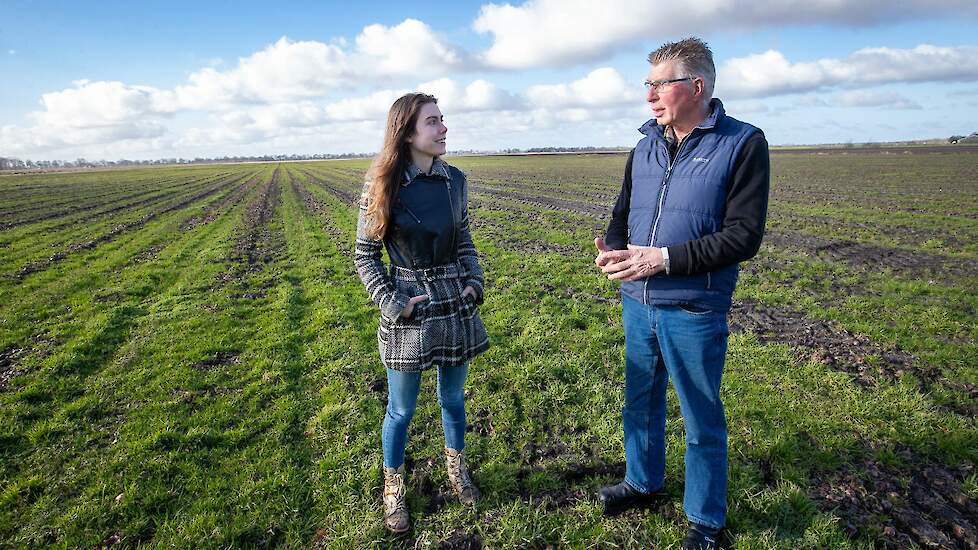 Akkerbouwer Harry Geling in gesprek met DAW projectleider over de rotorwieder.