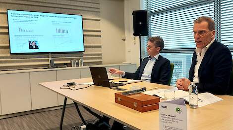 CEO Hans Meeuwis (rechts) en Arwin Bos, voorzitter raad van beheer geven een toelichting over de ontwikkelingen binnen Cosun.