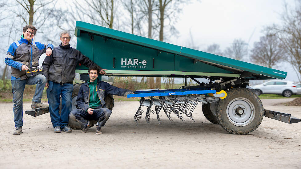 Koen, Henk en Ard bij de HAR-e. De autonome wiedeg heeft een werksnelheid van maximaal 5 km/h.