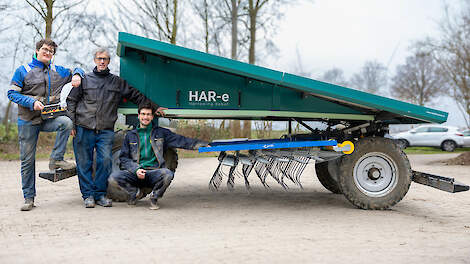 Koen, Henk en Ard bij de HAR-e. De autonome wiedeg heeft een werksnelheid van maximaal 5 km/h.