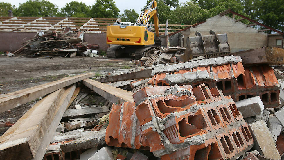 Sommige loonbedrijven verleggen hun werkzaamheden. En sommige bedrijven zijn nu druk met sloopwerkzaamheden bij stoppende boeren.