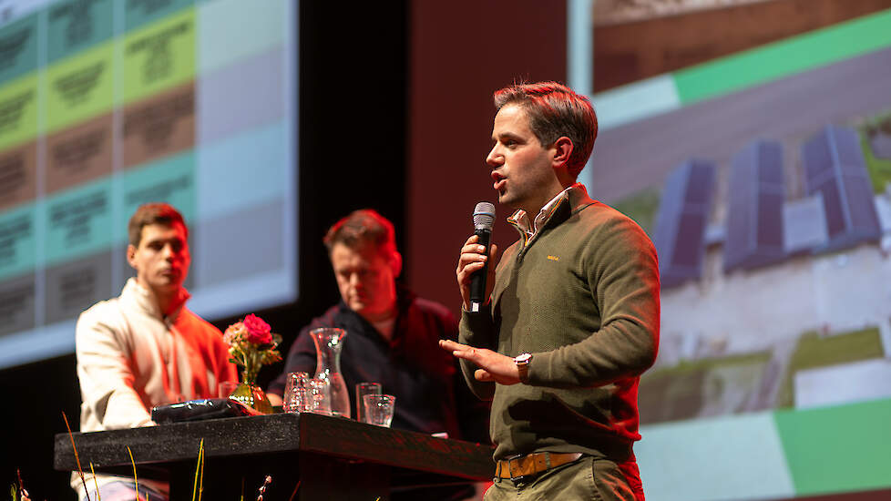 Akkerbouwer Dennis de Winter spreekt zijn collega's toe. De Groninger bouwde zijn bedrijf de afgelopen jaren uit.