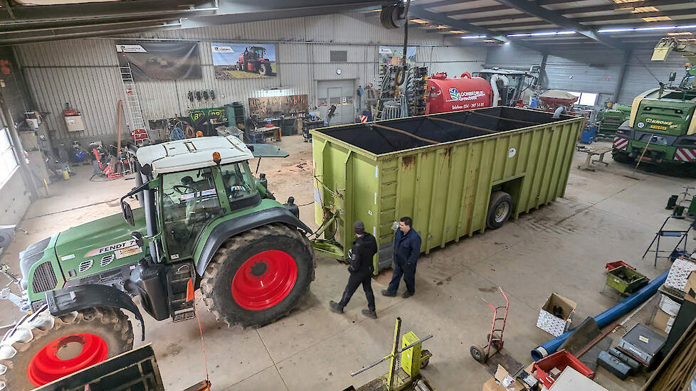 Ook in Groesbeek is het seizoen van start gegaan met het uitrijden van mest. Het is één van de vele agrarische activiteiten nabij en aan de andere kant van de grens met Duitsland.