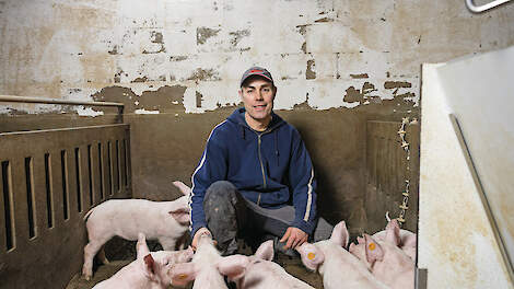 Carl Coppens, varkenshouder houdt op zijn varkensbedrijf 30 zeugen en 1.800 vleesvarkens.