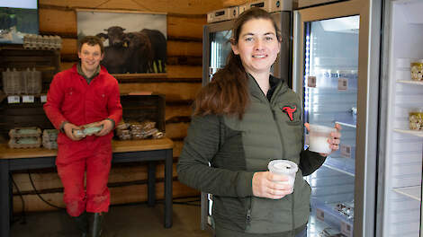 Waterbuffelhouders Olivier Schutzelaars en Emma Vlaanderen kochten een systeem voor het onbemand kunnen verkopen van streekproducten.