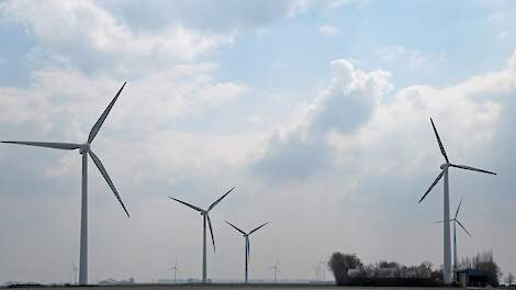 Eline Vedder wees erop dat de eerste windmolens op boerenland verschenen. Toch wordt de energie die ze opwekken niet aan de landbouwsector toegeschreven.