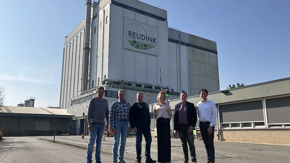 V.l.n.r. Diederik Klein Kranenbarg, Herbert Langeler (bestuursleden biogasHUB), André Lobbert (adviseur biogasHUB), Judith Hofland (directeur Reudink), André de Groot (bestuurslid biogasHUB), Henry Verwaijen (directeur duurzaamheid).