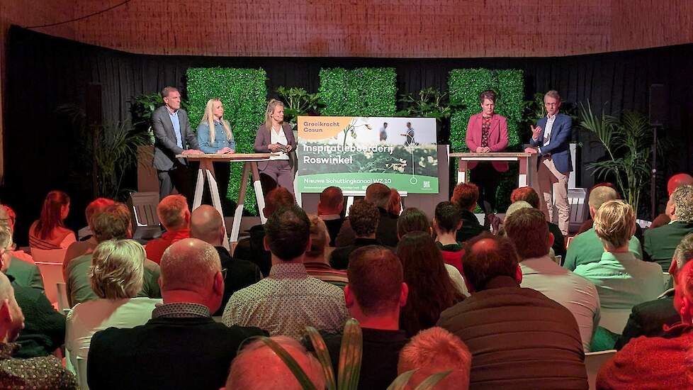 Vlnr. Gerbert van der Wal (LVVN), Evelien Drenth (LTO), gesprekleider Marly van Oers (Cosun), Brenda Timmerman (Inspiratieboerderij) en Arwin Bos (Cosun).