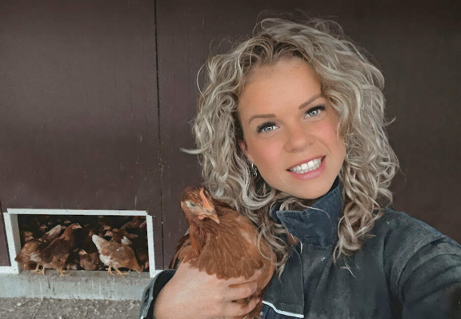 Biologisch opfokker Gisela van Wincoop worstelt met de nieuwe regels over de minimale lengte van de uitloopopeningen.