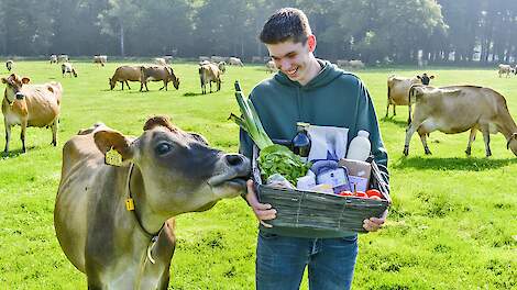 Youri Nieuwenburg heeft een baan bij een marketingbureau, en helpt in zijn vrije tijd mee op de boerderij van zijn ouders.