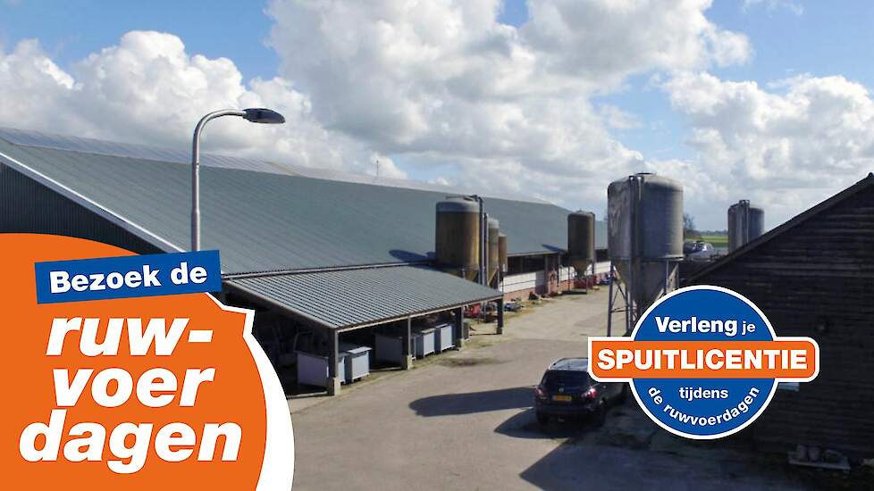 Erf van melkveebedrijf Oldenburger met grote stal, voersilo’s en geparkeerde auto, voorzien van banners met “Bezoek de ruwvoerdagen” en “Verleng je spuitlicentie tijdens de ruwvoerdagen”.