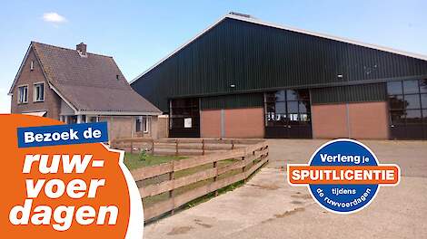Boerderij met woonhuis en grote groene stal met rode bakstenen onderzijde, locatie voor Ruwvoerdagen 2025 met banners voor deelname en spuitlicentie-verlenging.