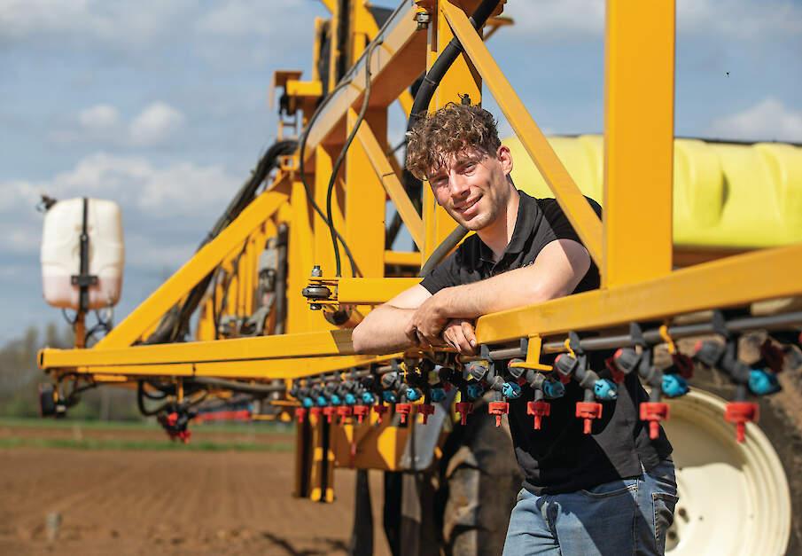 Van zijn eerste winst kocht Bas Beuwer een Dubex-veldspuit. De machine heeft een werkbreedte van 34 meter. „Niet het nieuwste type. Maar alles wat erop moet zitten, zit erop: sectieafsluiting, driftarme doppen.”