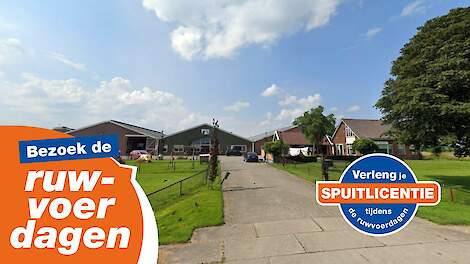 Oprijlaan naar het melkveebedrijf Juliushoeve met boerderij, stallen en woonhuis, voorzien van banners met “Bezoek de ruwvoerdagen” en “Verleng je spuitlicentie tijdens de ruwvoerdagen”.