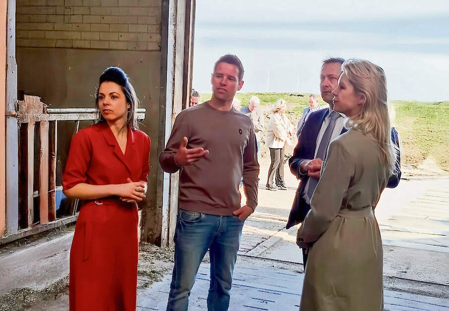 Van links naar rechts: Ilse Verwijmeren (partner van Lars), Lars van Loenhout, Eurocommissaris Christophe Hansen en landbouwminister Femke Wiersma.