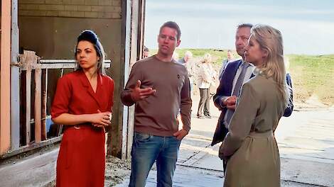 Van links naar rechts: Ilse Verwijmeren (partner van Lars), Lars van Loenhout, Eurocommissaris Christophe Hansen en landbouwminister Femke Wiersma.