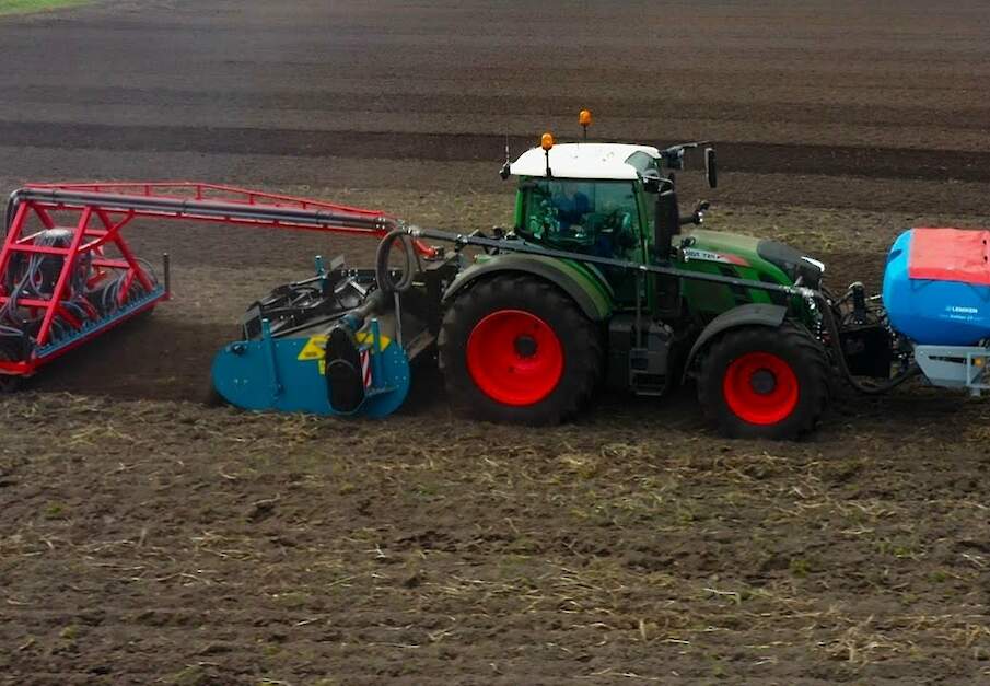 Uienland spitten met de Fendt 720 en de Imants 48 WX