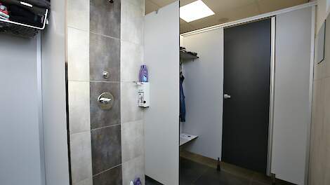 Ieder IKB-erkend pluimveebedrijf moet vanaf 1 juli 2028 een doorloopdouche in een hygiënesluis hebben en gebruiken.