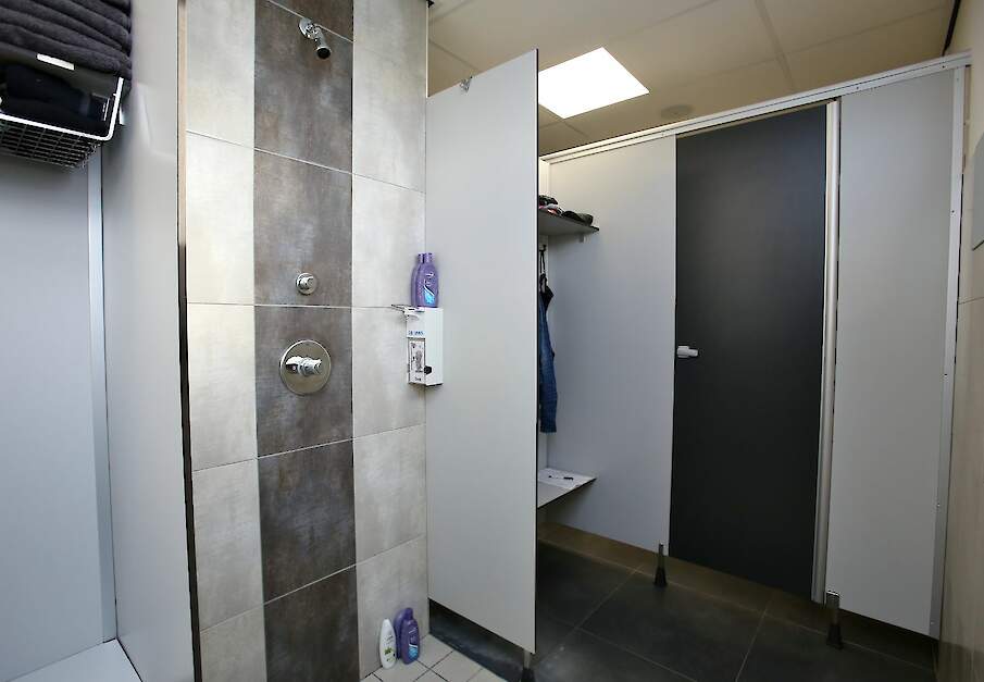 Ieder IKB-erkend pluimveebedrijf moet vanaf 1 juli 2028 een doorloopdouche in een hygiënesluis hebben en gebruiken.