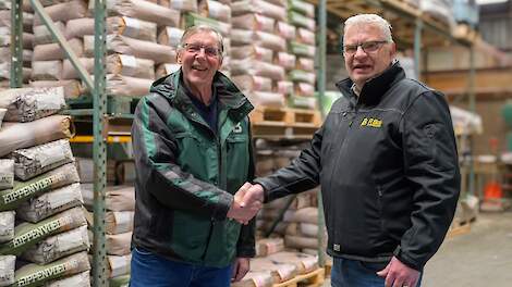 Eigenaar Ed van Benthem (links) van de gelijknamige voerfabrikant en directeur Robert Bos van P. Bos veevoeders.