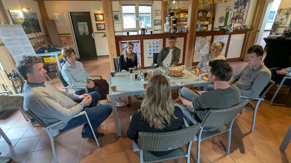 V.l.n.r.: Joost Wesseling, Karin van Veen, landbouwminister Femke Wiersma, Sjaak van Veen, Sophie Wesseling, Kees Wesseling, Kees Captein en Femke Captein.