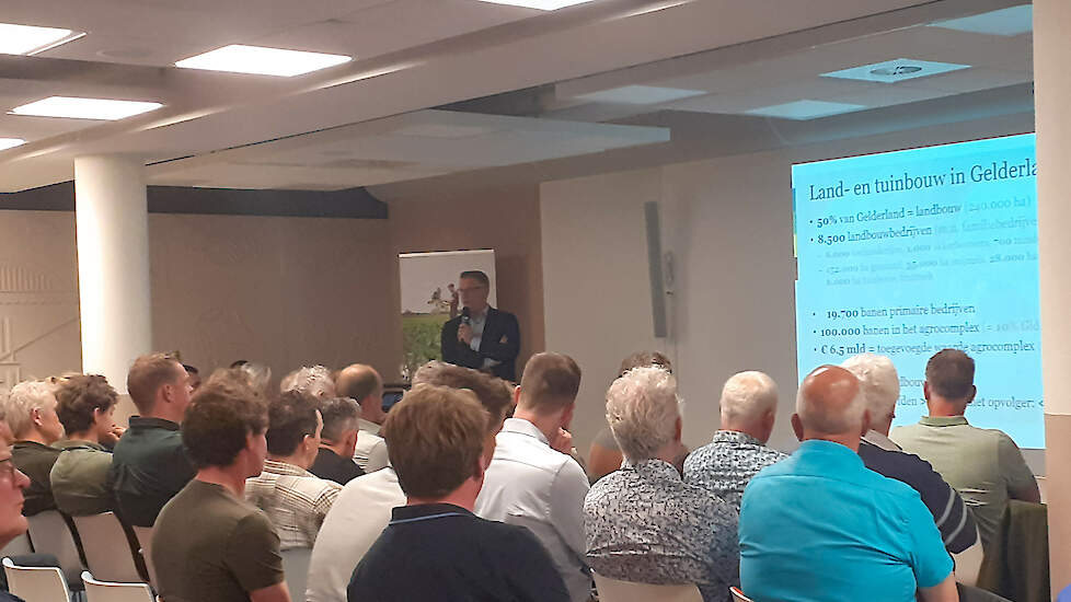 Harold Zoet in gesprek met boeren en tuinders van verschillende ZLTO-afdelingen.