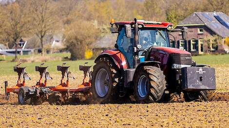 Ploegen met de Case-IH Puma 240 en Kuhn vijf-schaar wentelploeg