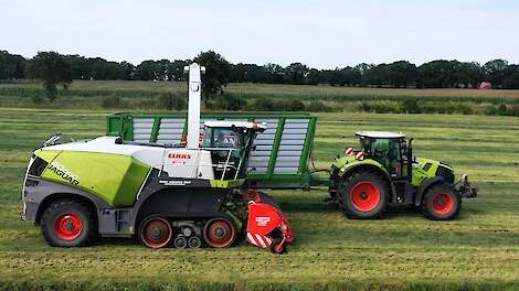 Claas Jaguar 40000 op Terra trac aan het grashakselen