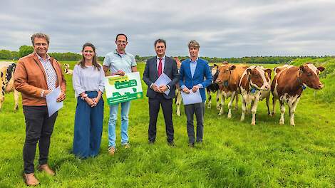 V.l.n.r. Alex Datema (Directeur Food & Agro Rabobank), Nicoline van Gerrevink (Executive Director Food System Transition team Rabobank), melkveehouder en deelnemer Leendert van Staalduijnen, Albert de Groot (CEO Vreugdenhil Dairy Foods) en Rob Trompetter