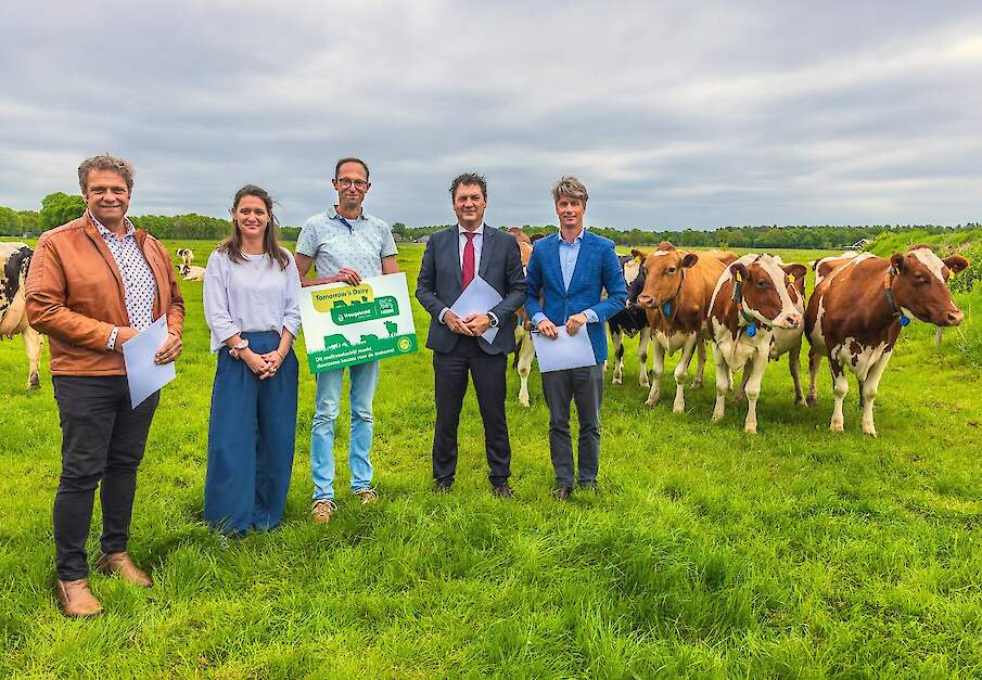 V.l.n.r. Alex Datema (Directeur Food & Agro Rabobank), Nicoline van Gerrevink (Executive Director Food System Transition team Rabobank), melkveehouder en deelnemer Leendert van Staalduijnen, Albert de Groot (CEO Vreugdenhil Dairy Foods) en Rob Trompetter