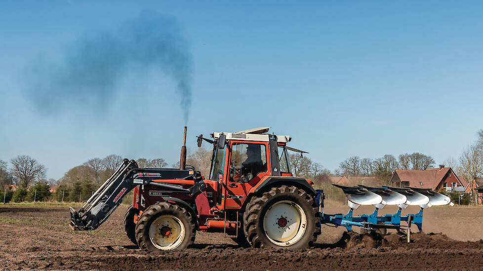 International was in de jaren zeventig een heel belangrijk merk in Duitsland. Het werd toen in Neuss, bij Keulen, gebouwd. Hier een 956 XL met een Lemken-ploeg en een Stoll-voorlader.