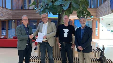 foto van overhandiging pachtnotitie en open brief door Philippe Terheggen voorzitter burgercooperatie Land van Ons aan wethouder Daan Binnendijk (CDA) van Leiderdorp. Op de foto verder: Nico Wisse en Ton Gordijn aanwezig namens het Land van Ons perceel Ou
