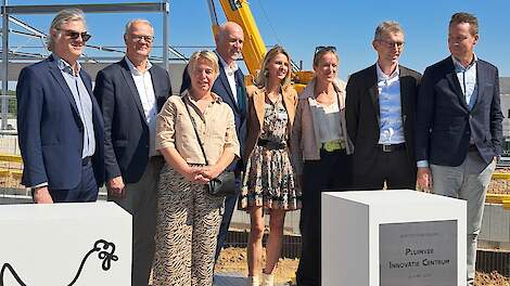 Vlaams minister van Omgeving en Landbouw Jo Brouns (rechts op de foto) legde afgelopen vrijdag 9 mei – samen met gemeentelijke, provinciale en ILVO leidinggevenden – de officiële eerste steen voor het gebouw op de locatie van ILVO in het Vlaamse Merelbeke