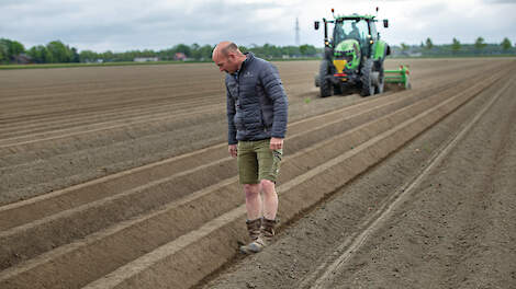 Met experimenten kwam Van Campen tot de conclusie dat het zaaien van de bloemenmengsels het beste tijdens het aanfrezen kan.