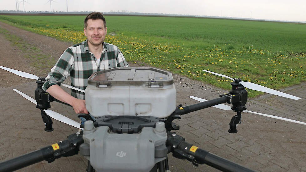 Leks Bolderdijk: „Deze drone kan ongeveer acht minuten in de lucht blijven. Dan moet ik de accu verwisselen. Mijn record aantal is 70 vluchten op een dag. Dan kun je toch een hectare of 40 doen.”