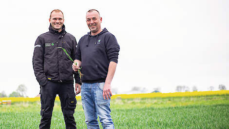 Tom Bosscher (links) en Otto Knottnerus telen een mix van baktarwes voor de productie van een 100 procent Nederlands brood. Vier telers in Oost-Groningen leveren het graan voor het Kipster Brood.