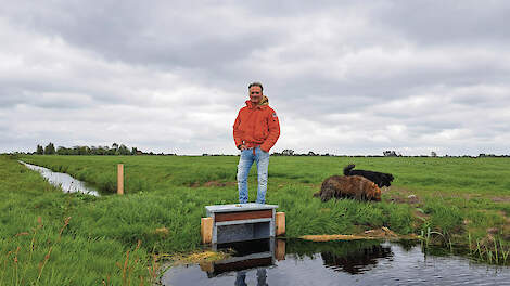 Peter Arendz bij de nieuwe peilsturing. Het hoogteverschil van het water is goed te zien.