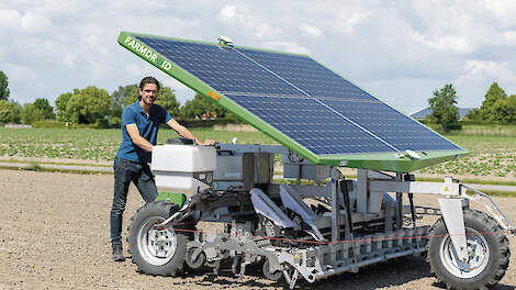 Akkerbouwer Jack Simons uit Steenbergen (Noord-Brabant) is trots op de schoffelrobot FarmDroid