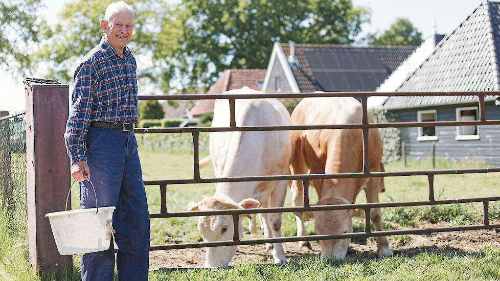De 90-jarige Albert-Jan Veldman boert al zijn hele arbeidzame leven aan de Zuidlaarderweg in Noordlaren (Groningen)