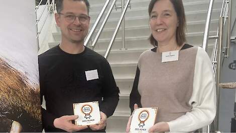 Melkveehouder Christian Klein Koerkamp (links) wint 2.500 euro.