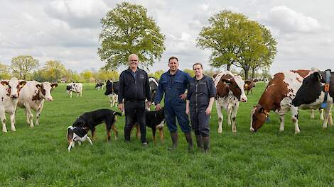 Arno en Josephine Groot Nibbelink met staand links de vader van Arno, Freek.