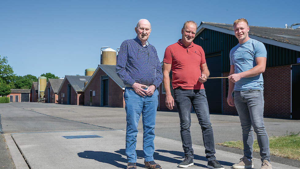 Robbin Heusinkveld wil het bedrijf overnemen van zijn ouders Bert en Anita (ontbrekend op de foto). Opa Gerrit staat links op de foto.